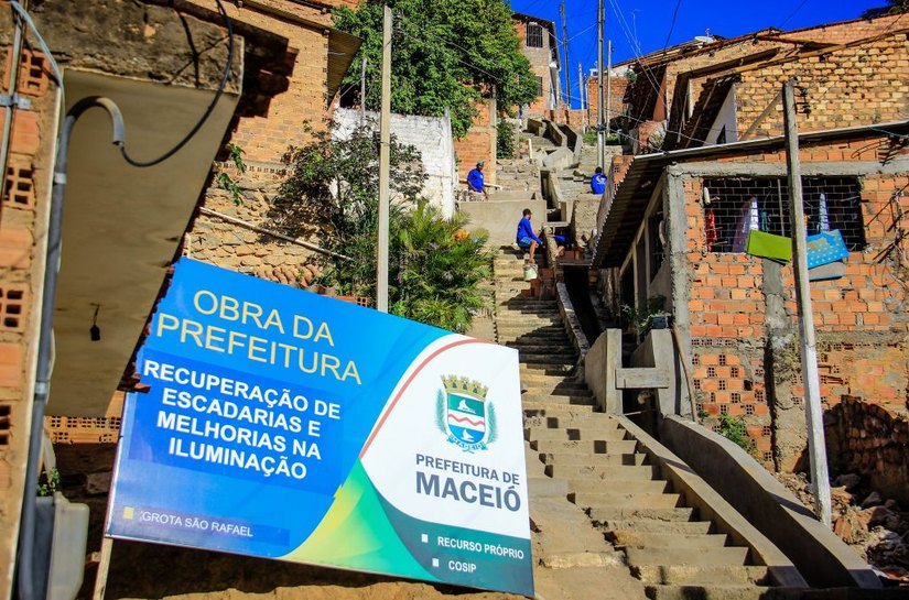 Prefeitura executa obras em grotas de Maceió