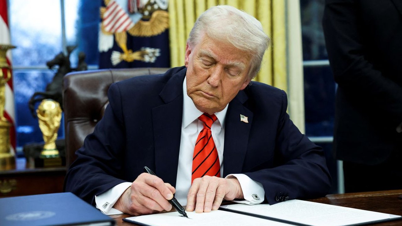 Trump anuncia tarifa contra países que comprarem petróleo da Venezuela