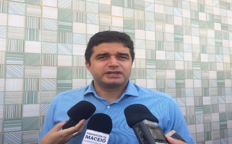 Prefeito Rui Palmeira anuncia que vai cortar secretarias em Maceió