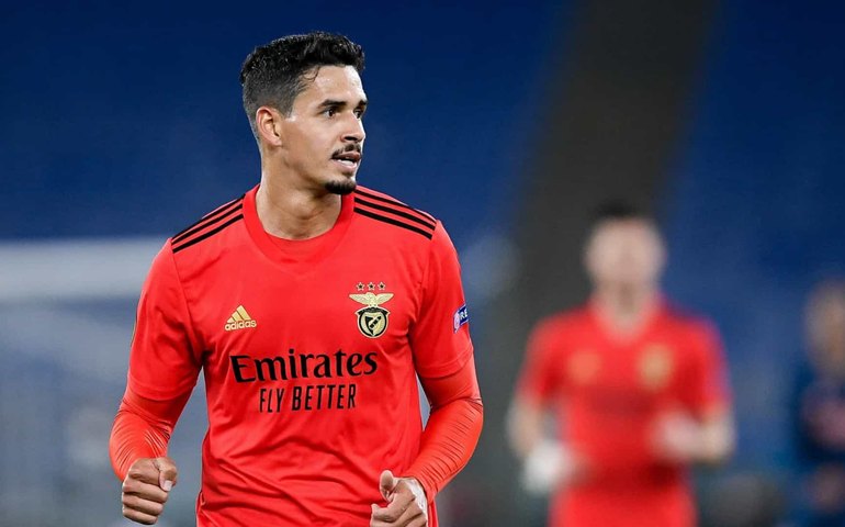 Veríssimo desembarca em São Paulo para assinar com o Corinthians