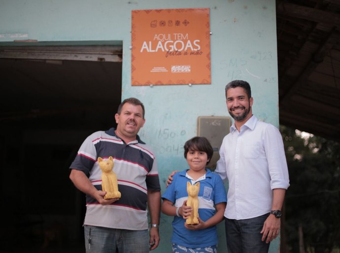 Comunidade em Boca da Mata recebe sinalização turística nas casas-ateliê