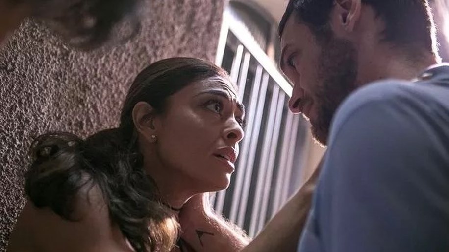 "A Força do Querer": Bibi se apavora ao ser perseguida pela polícia