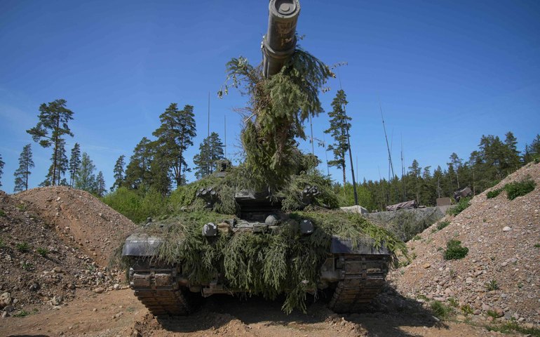 Rússia comemora explosão de tanque britânico Challenger-2 envolvido na incursão ucrâniana em Kursk; vídeo