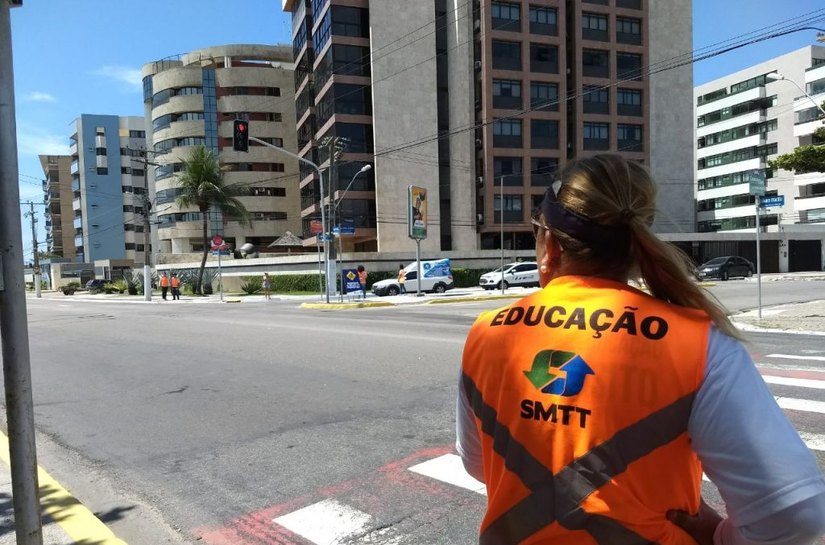 Ação educativa da SMTT Maceió orienta pedestres e condutores na Jatiúca