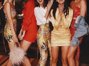 Leonie Hanne, Camila Queiroz, Camila Coelho, Raissa Gerona e Brittany Xavier
