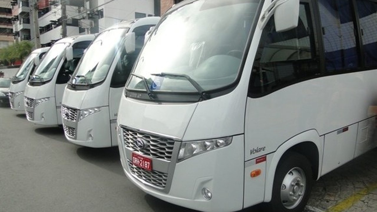 Entrega de micro-ônibus pela Desenvolve fortalece transporte complementar