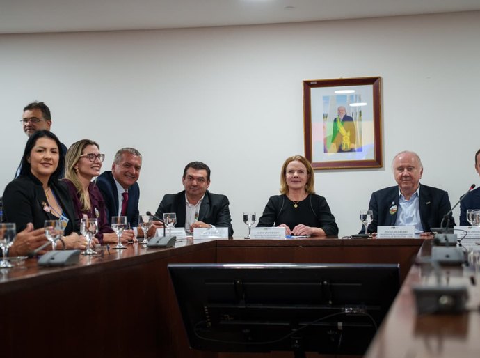 Ziulkoski reforça preocupação com pautas-bombas em reunião com a ministra Gleisi Hoffman