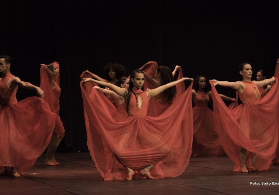 Emoção e poesia através da dança: 'Metamorfose: Vida em Transformação' no Teatro Deodoro