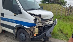 Homem fica preso as ferragens após colisão entre veículos na Barra dos Coqueiros / Foto: Foto: CBMSE/ Reprodução