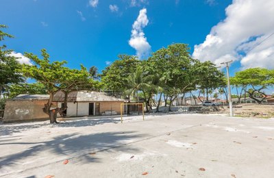 Grupo de jogadores se reúne para pintar quadra reformada pela Prefeitura na orla lagunar