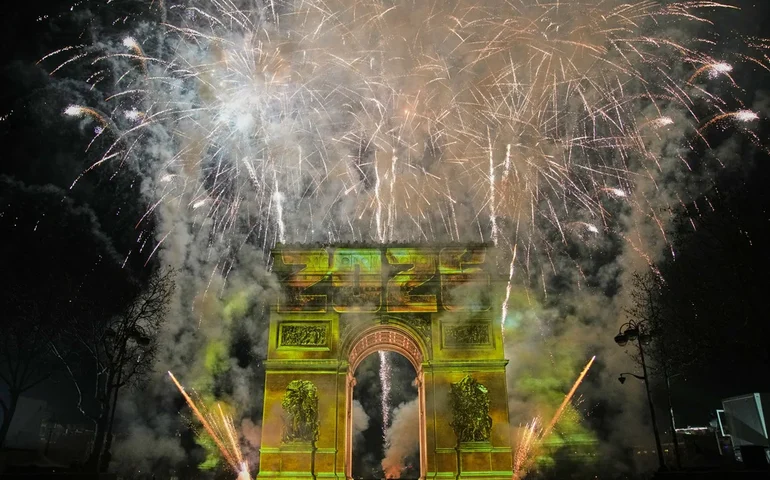 Cidades ao redor do mundo dão as boas-vindas a 2026 com fogos de artifício estrondosos e segurança reforçada