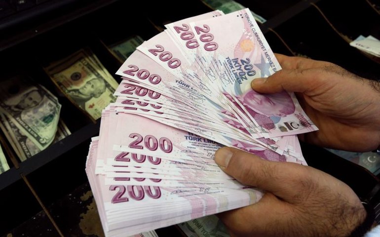 Turquia proíbe 3 bancos de fazer transações cambiais para conter queda da lira