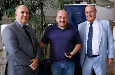 Presidente do TJAL homenageia servidores pelo dia dos pais no Fórum da capital