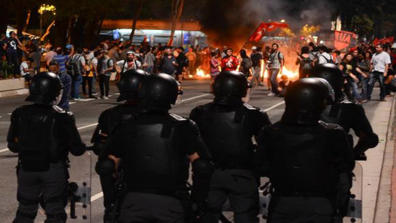 Estudante é ferida no olho e fotógrafos são presos em protesto na Paulista