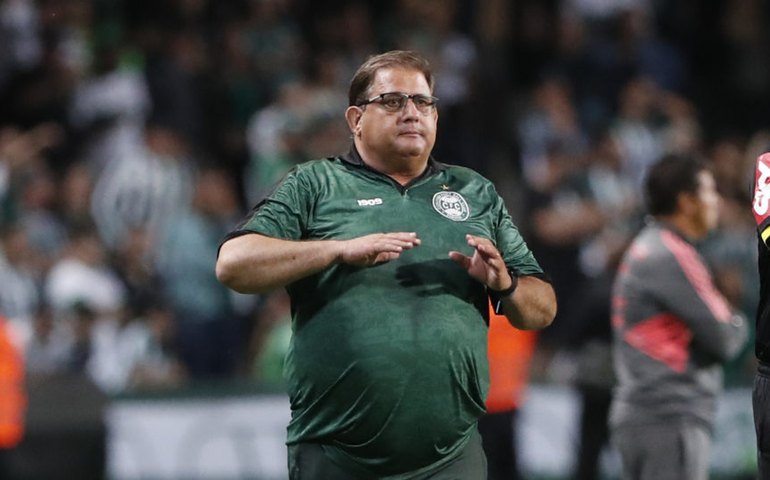 Coritiba anuncia demissão do técnico Guto Ferreira; António Oliveira pode assumir