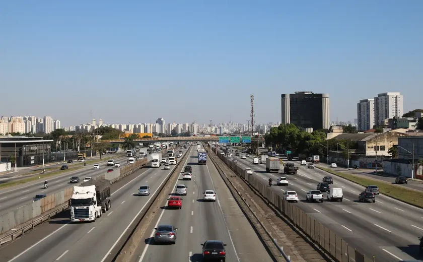 Acidente entre dois ônibus deixa 40 feridos na Rodovia Presidente Dutra, em SP