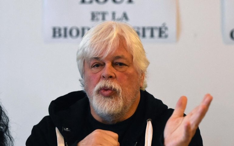 Tribunal da Groenlândia não extradita defensor de baleias Paul Watson para o Japão, mas prolonga sua prisão