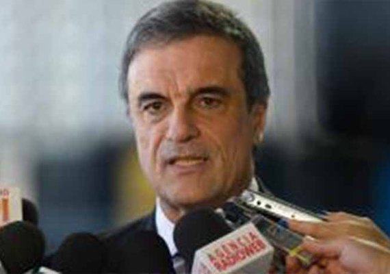 José Eduardo Cardozo faz radioterapia para tratar tumor na tireoide