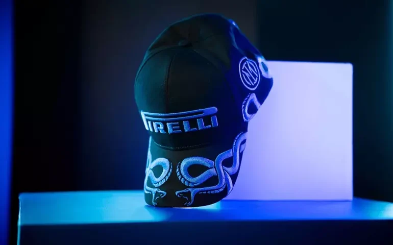 Pirelli e Inter lançam boné para celebrar 30 anos de parceria