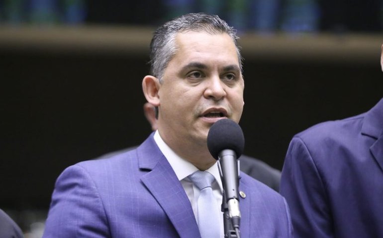 Comissão aprova projeto que define como infração grave atirar objetos para fora do veículo