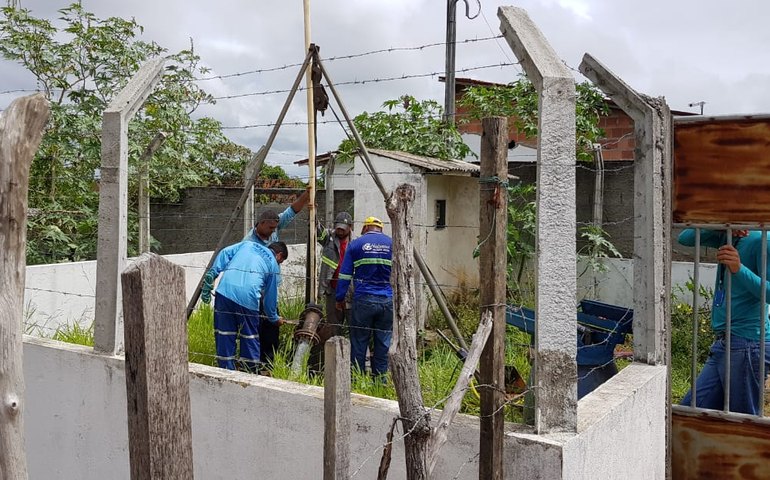 Casal instala nova bomba para regularizar abastecimento nesta quinta-feira