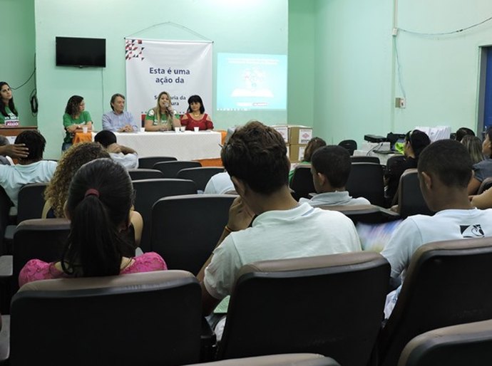 Secretaria de Cultura entrega 750 livros para bibliotecas públicas do Sertão