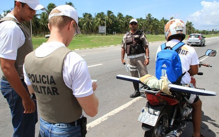 Formandos da Polícia Militar de Alagoas fazem treinamento prático