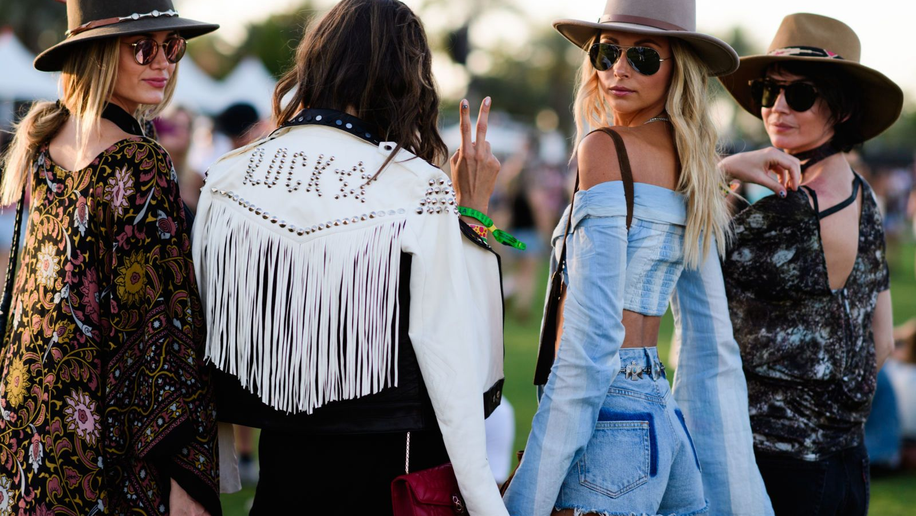 Jeans, transparência e chapéu de cowboy: os looks das brasileiras no Coachella 2026