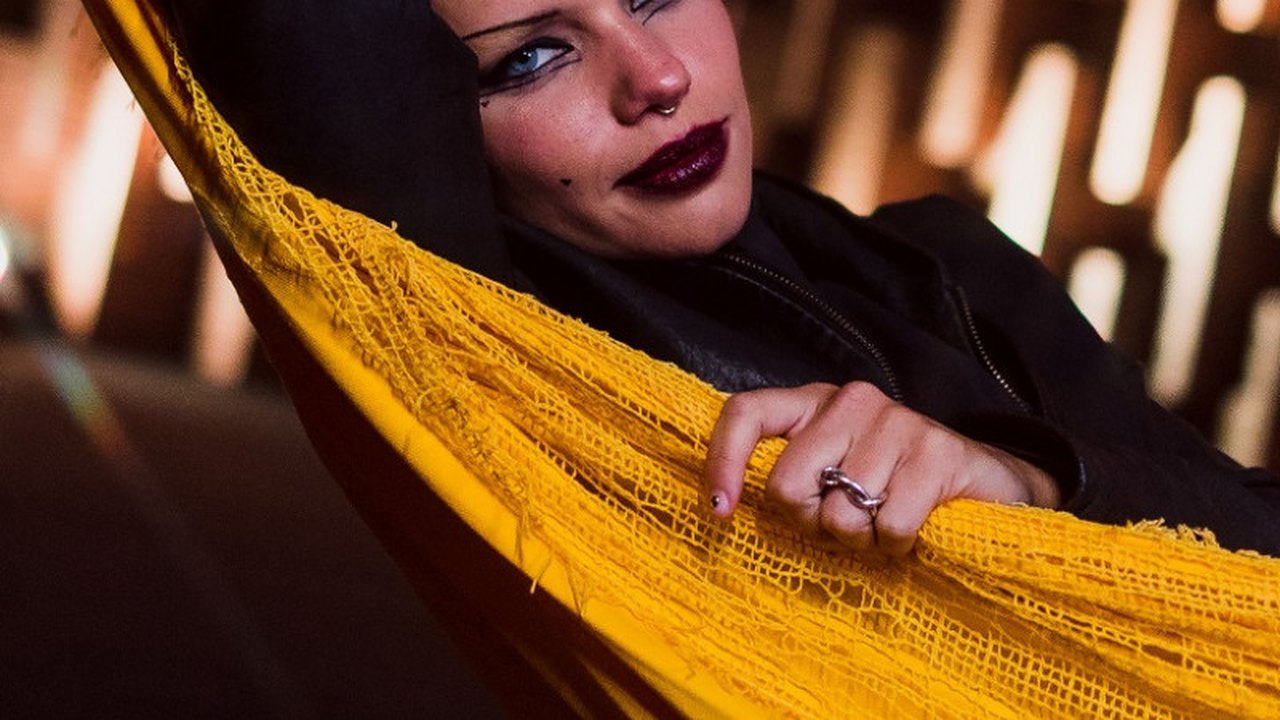 Bruna Linzmeyer prestigia espaços da Natura na segunda noite do Rock in Rio Brasil 2022
