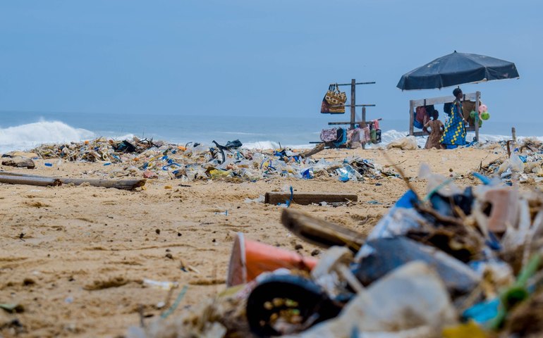 Mundo joga um caminhão de lixo, por minuto, nos oceanos