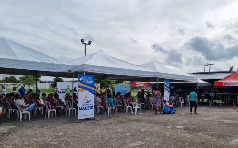 Ônibus da vacina estaciona na Ponta da Terra neste sábado (19)