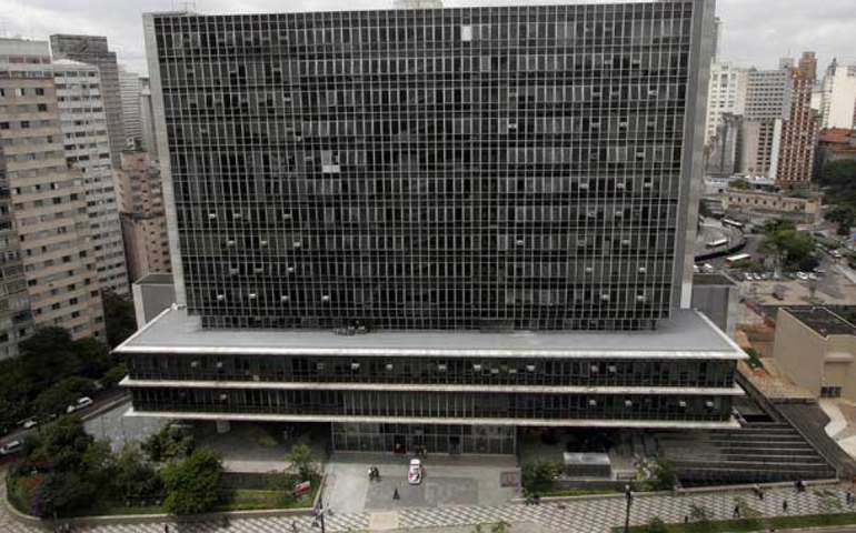 Vereadores respondem por supersalários