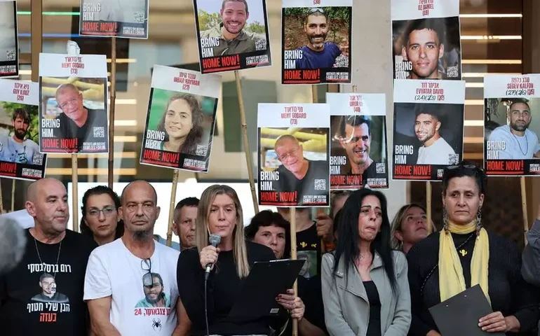 Conheça os 20 reféns que devem ser libertados vivos pelo Hamas