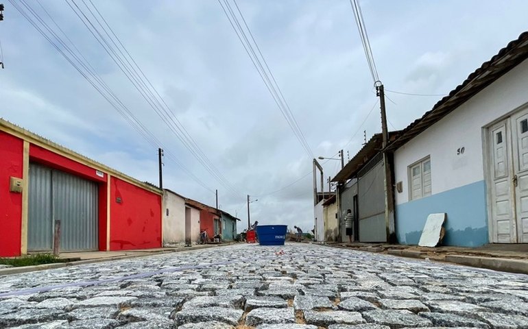 Prefeitura de Arapiraca já pavimentou 10 km de vias e recuperou mais de 15 km de ruas e avenidas