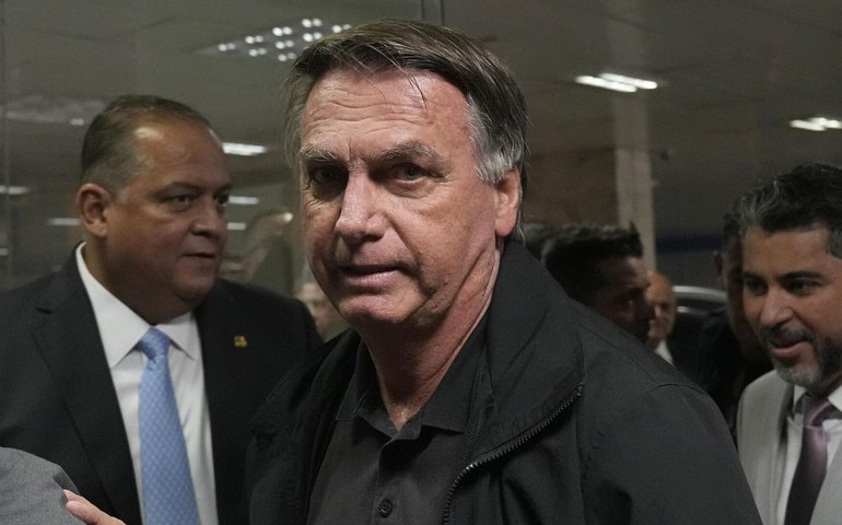 Ministros do STF cogitaram prisão de Bolsonaro, mas optaram por tornozeleira eletrônica, diz mídia