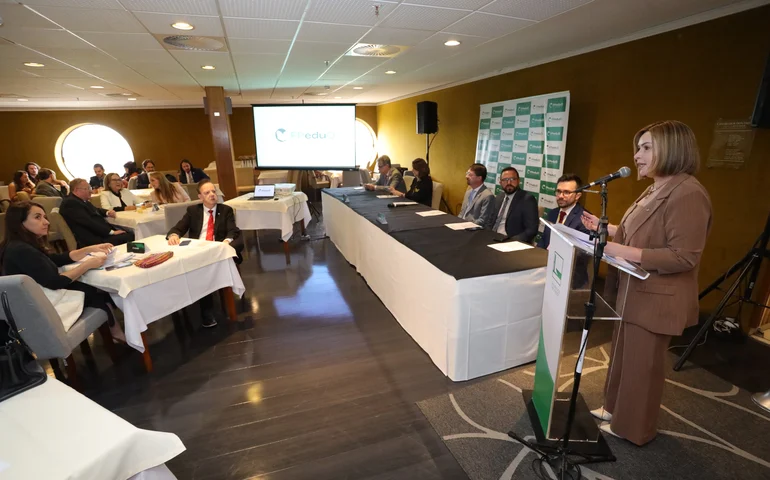 FPeduQ realiza debate em Brasília sobre uso do Enamed como exame de proficiência para médicos