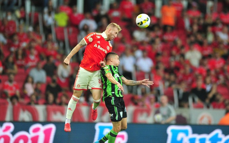 Internacional supera América-MG com gol no último lance e é o 3º no Brasileirão