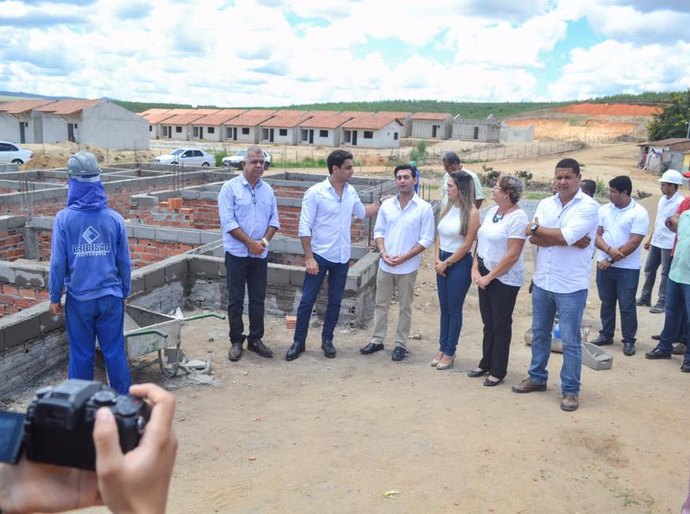 Prefeito Rodrigo Valença visita obras com o deputado federal JHC na Laje