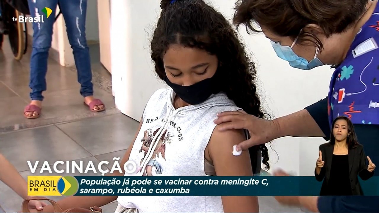 Vacina contra meningite C é ofertada no SUS para crianças de até 10 anos e profissionais da saúde