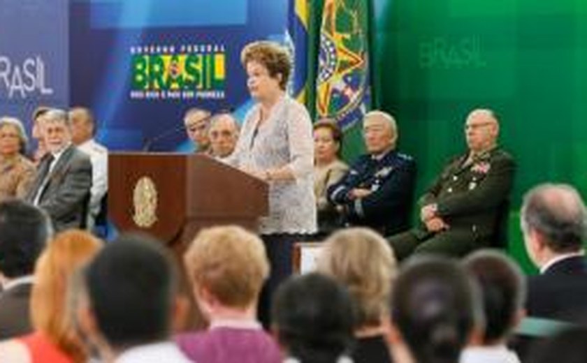 Dilma almoça com generais e diz que defesa e democracia andam juntas