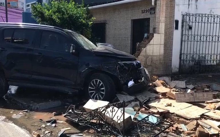 Acidente entre carro e viatura da Polícia Civil deixa quatro feridos em Mangabeiras