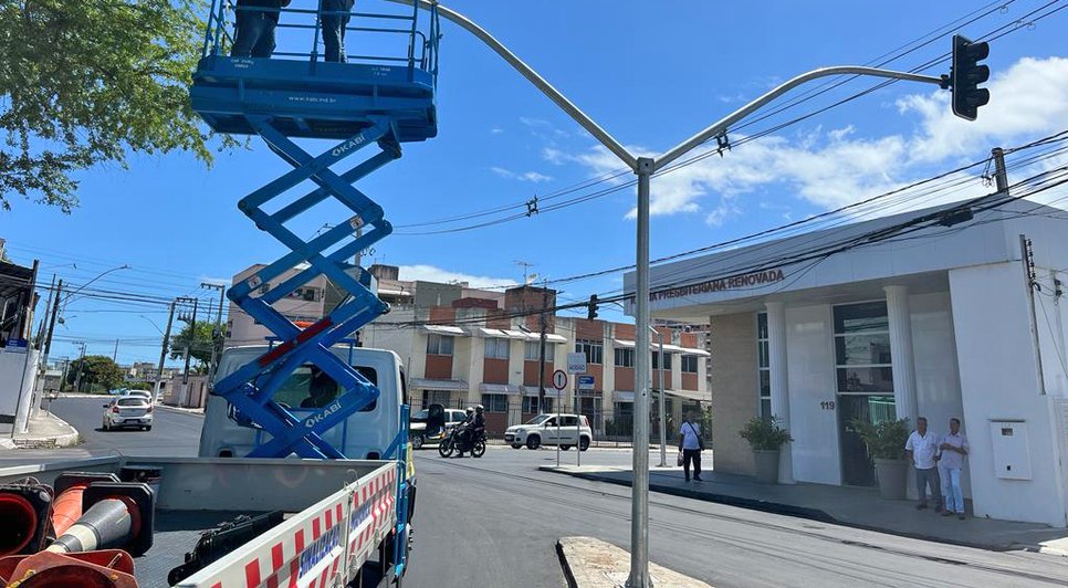 Semáforos são instalados em uma das avenidas mais movimentadas de Aracaju
