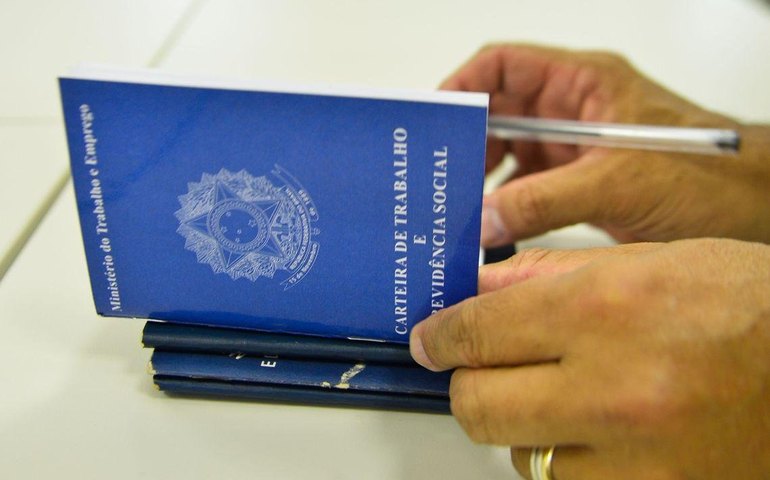 Em abril, todos os setores registram saldo negativo de empregos, mostra Caged