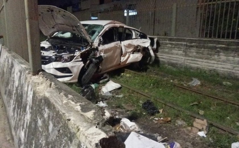 Acidente entre carro e VLT deixa uma pessoa ferida no bairro da Cambona