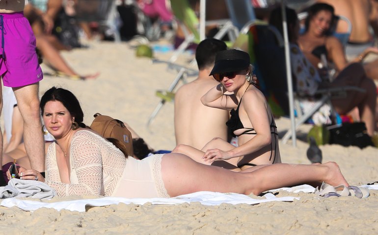 Lana Del Rey é fotografada curtindo praia no Rio