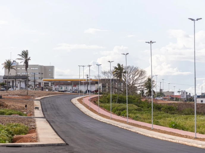 Obra da Marginal do Riacho Piauí, em Arapiraca, recebe sinalização asfáltica
