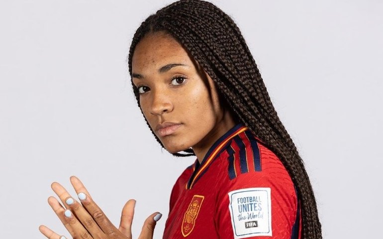 Quem é Salma Paralluelo, joia espanhola que saiu do banco e fez gols nas quartas e na semifinal