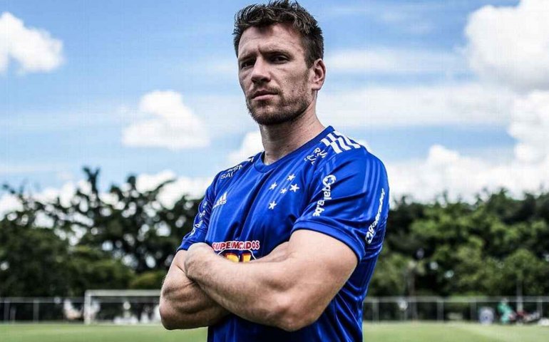 Após nova derrota, capitão do Cruzeiro faz alerta: &#8216;Temos de lutar e ganhar&#8217;