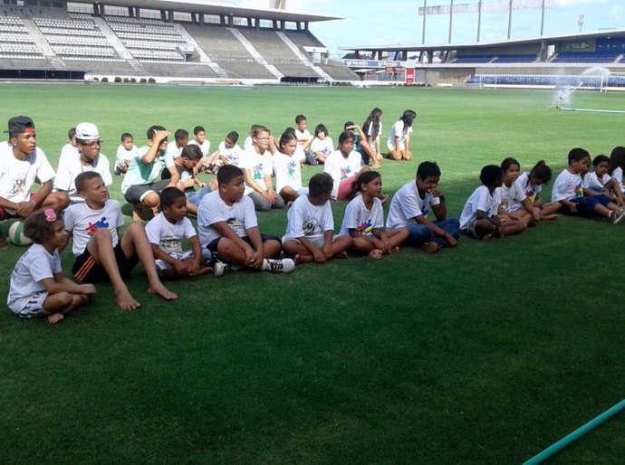 Crianças atendidas pela Semas conhecem Estádio Rei Pelé