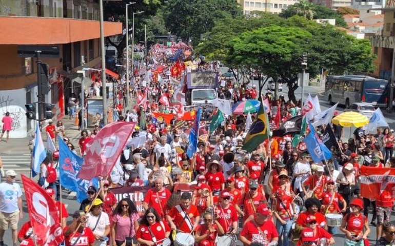 Manifestação do 1º de Maio no DF tem confusão após bolsonaristas levarem boneco de papelão do ex-presidente